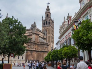 Vue sur la Cathédrale et sa Giralda à Séville