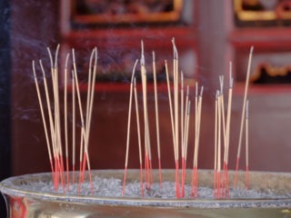 encens qui brûle dans un temple de Malacca