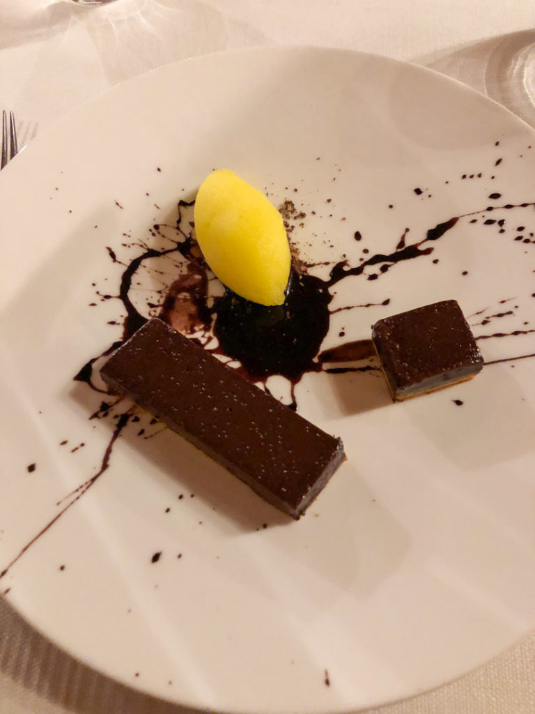 Tarte chocolat praliné, dessert du Restaurant des Cerniers, Whitepod