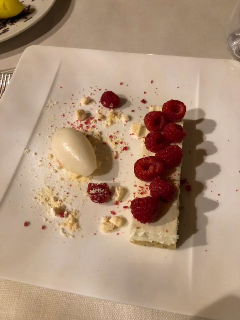 La Framboise, sére mousseaux et reine des prés, dessert du Restaurant des Cerniers, Whitepod