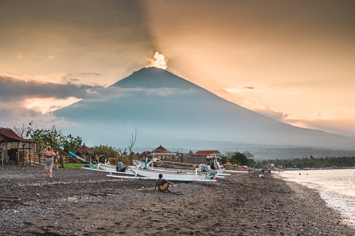 Le volcan Agung domine le village d'Amed à Bali