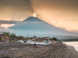 Le volcan Agung domine le village d'Amed à Bali