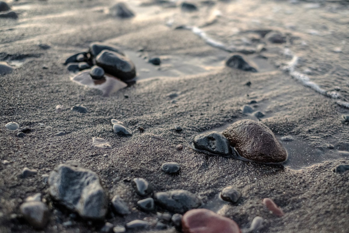 Les plages d'Amed sont constituées de sable noir et de galets