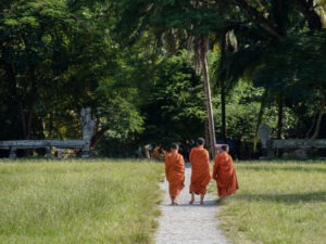 Des jeunes moins bouddhistes se promènent dans l'enceinte du temple d'Angkor Wat au Cambodge.