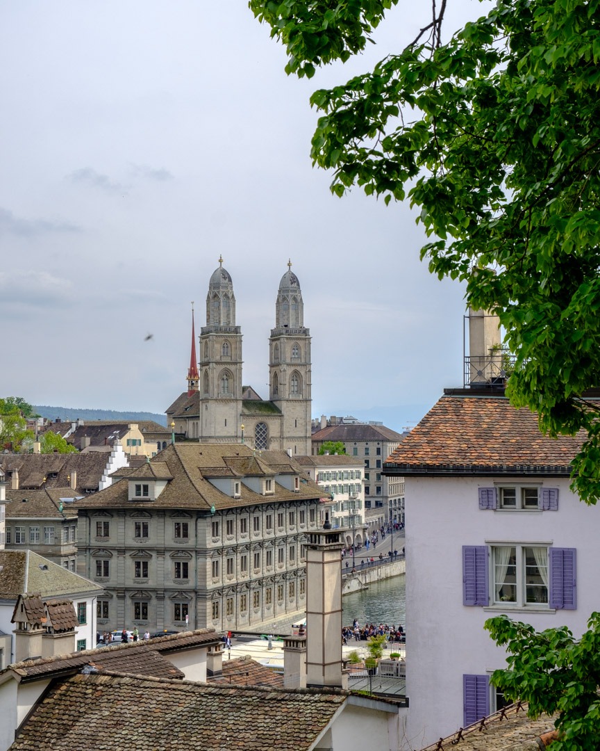 La vue sur Zurich et la Grossmünster depuis le parc de Lindenhof