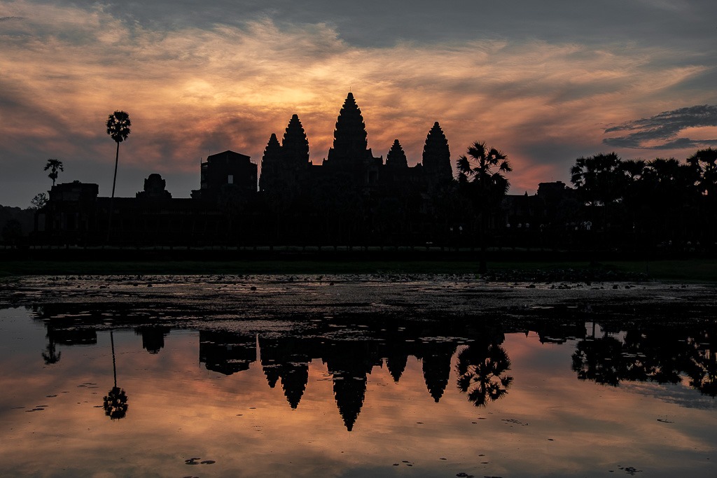Assister au lever du soleil à Angkor Wat fait partie des expériences incontournables lors d'un voyage au Cambodge. 
