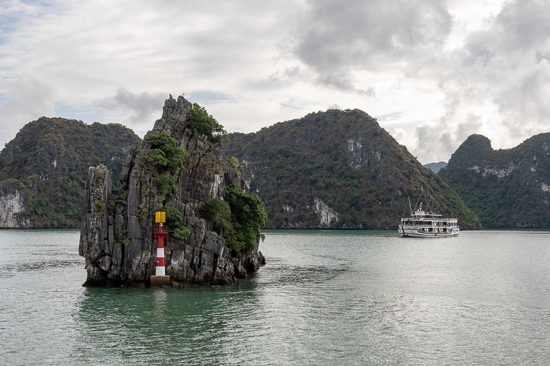 Paysage d'îles karstique dans la baie de Lan Ha au Vietnam